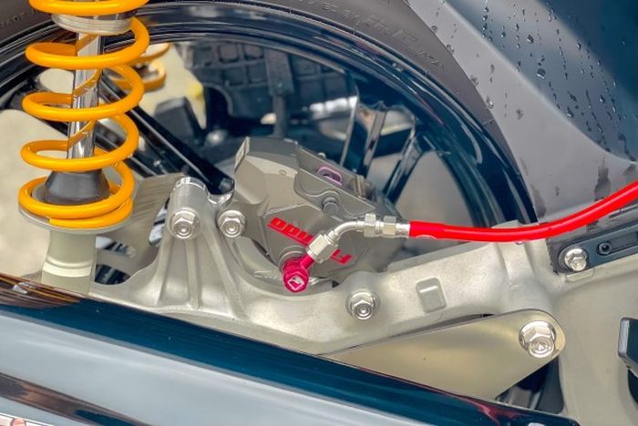 Rem belakang diupgrade cukup serupa dengan rem depan