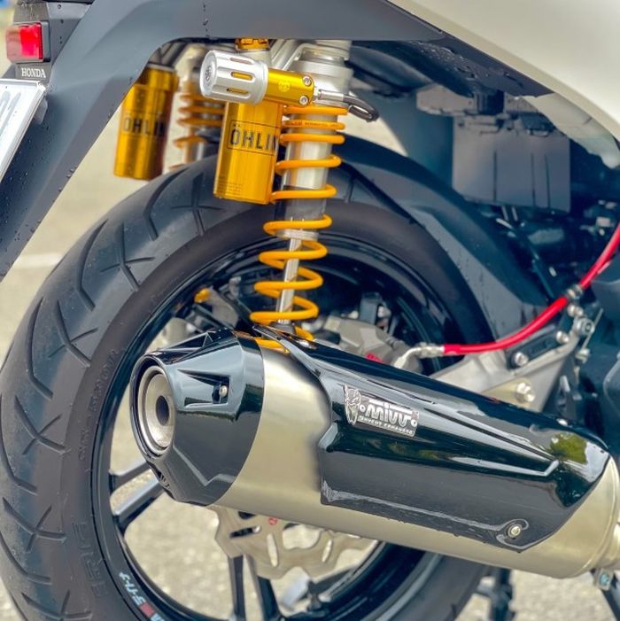 SUspensi belakang pakai Ohlins dan knalpot diganti produk MIVV