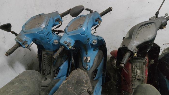Suzuki Shogun 125 pelat merah yang tak terurus di parkiran basement Balaikota Depok