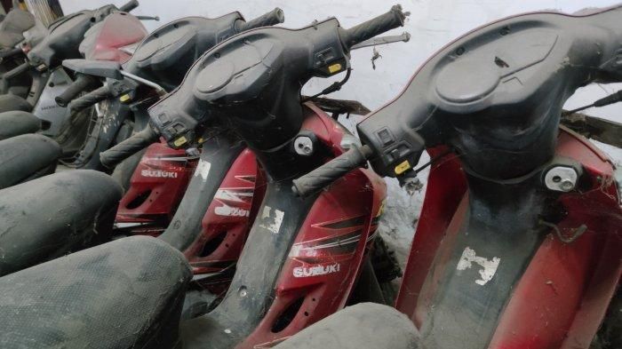Suzuki Smash pelat merah yang terbengkalai di parkiran basement Balaikota Depok