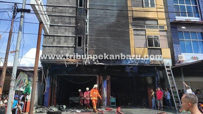 Pemadam kebakaran berhasil memadamkan api yang membakar toko Anek Ban Permaisuri di Pekanbaru, Riau