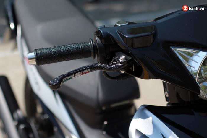 Master rem dan kopling diberi tuas karbon yang mewah