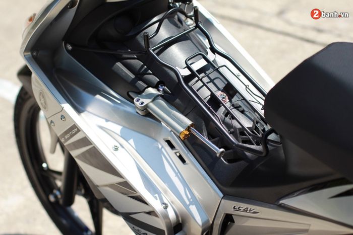 Dari sayapnya menyembul sebuah steering damper Ohlins