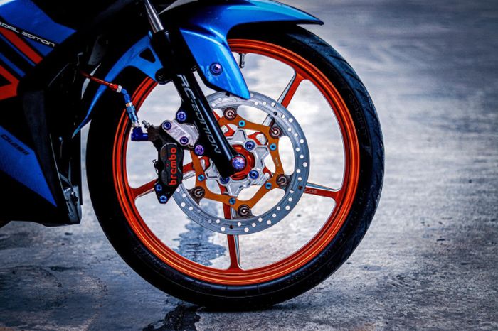 Kaki-kaki diberikan upgrade yang istimewa berupa pelek RCB dan pengereman Brembo