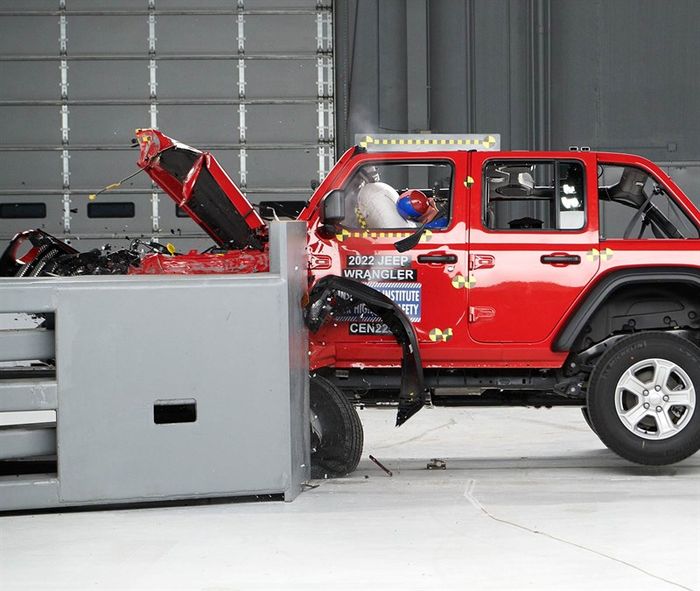 Jeep Wrangler ketika pengujian tabrak depan sisi kecil IIHS.