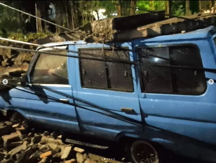 Toyota Kijang dipenuhi puing tembok yang roboh di Jl Menteng Atas, Setiabudi, Jakarta Selatan