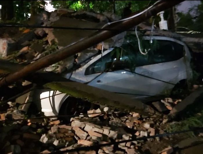 Honda Jazz yang tertimpa tembok dan tiang kabel optik di Jl Menteng Atas, Setiabudi, Jakarta Selatan