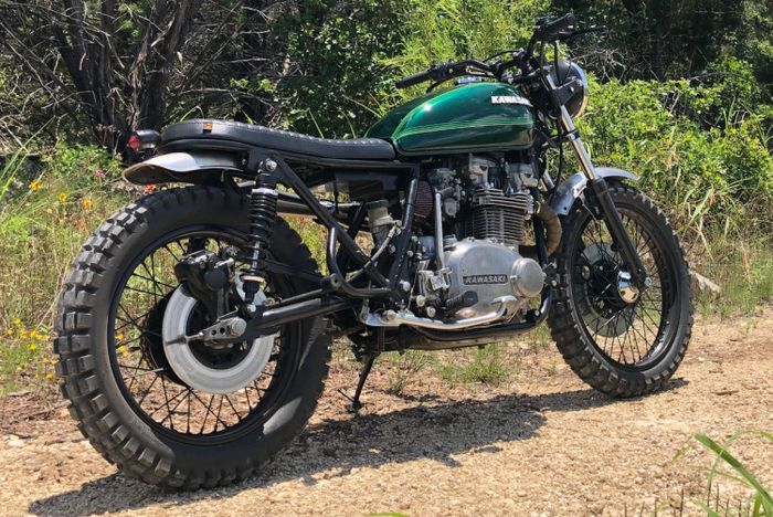 Suspensi belakang diganti baru dan uniknya kedua rodanya diberi sepatbor Honda CB550