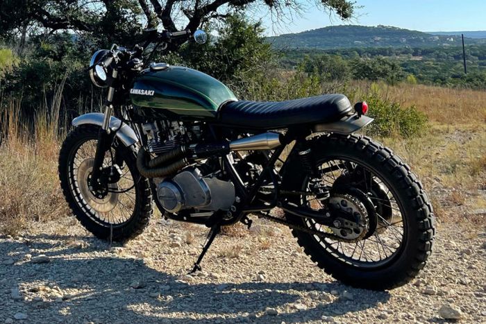 Sektor mesin diberi beberapa ubahan seperti knalpot tinggi khas scrambler