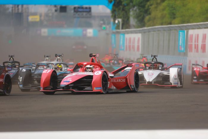 Sirkuit Formula E Jakarta terlihat berdebu saat balapan berlangsung. Beberapa pembalap merasakan punya dampak. 