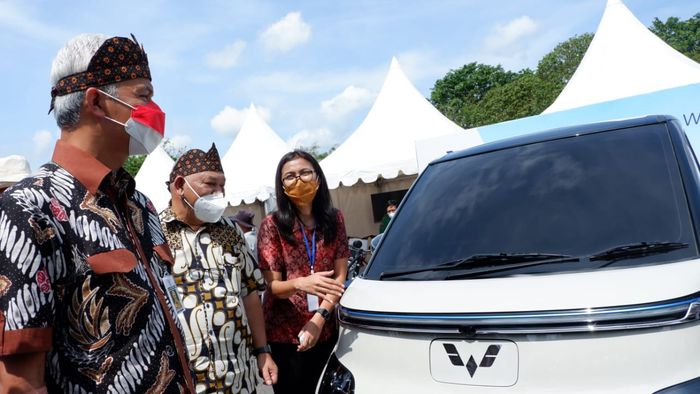 Gubernur Jawa Tengah, Ganjar Pranowo, melihat tampilan eksterior dari Wuling EV.