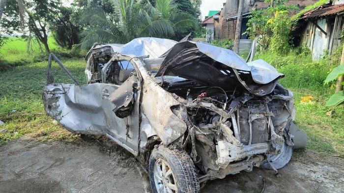 Kondisi Toyota Avanza nopol E 1375 PV hancur usai terjun ke sawah karena melakukan tabrak lari di Indramayu, Jawa Barat