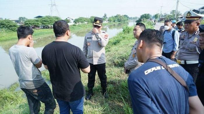 Polisi melakukan pencarian terhadap jasad pengendara Kawasaki KLX 150 yang hilang di Kalimalang, Hegarmukti, Cikarang Pusat, Bekasi, Jawa Barat karena jadi korban tabrak lari