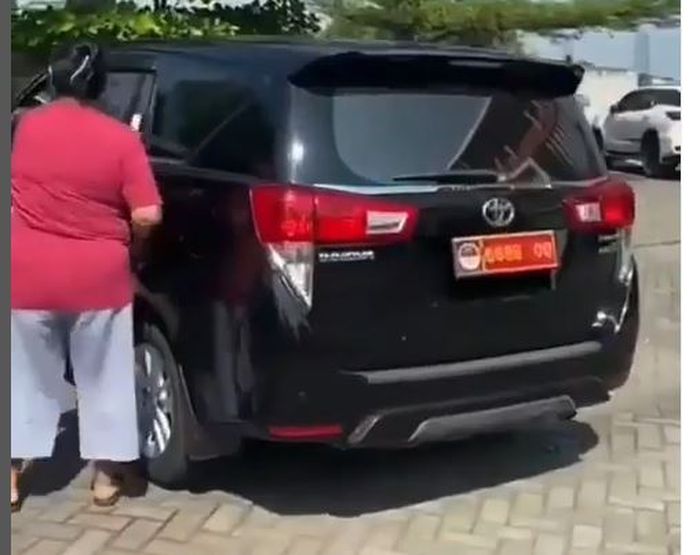 Toyota Kijang Innova berpelat dinas Kementerian Pertahanan yang senggol motor tapi pengemudi dan penumpang enggan tanggung jawab di Sidoarjo, Jawa Timur