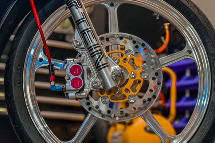 Pelek diganti dengan produk K7 dan pengereman memakai kaliper 8.1 Racing