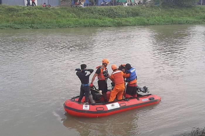 Tim SAR ikut bantu pencarian jasad pengendara Kawasaki KLX 150 yang hilang di Kalimalang setelah terlempat jadi korban tabrak lari Toyota Fortuner