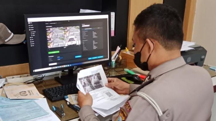 Petugas Satlantas Polres Blitar Kota memverifikasi pelanggaran yang terekam kamera ETLE atau tilang elektronik (4/6/2022). 