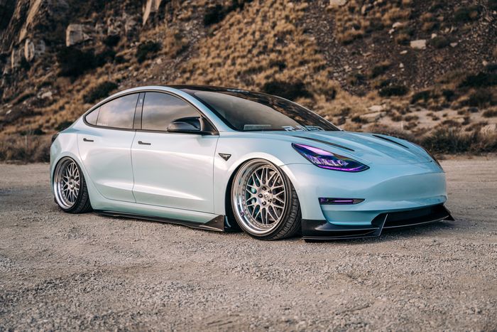 Tampilan modifikasi Tesla Model 3 dengan body kit serat karbon khusus