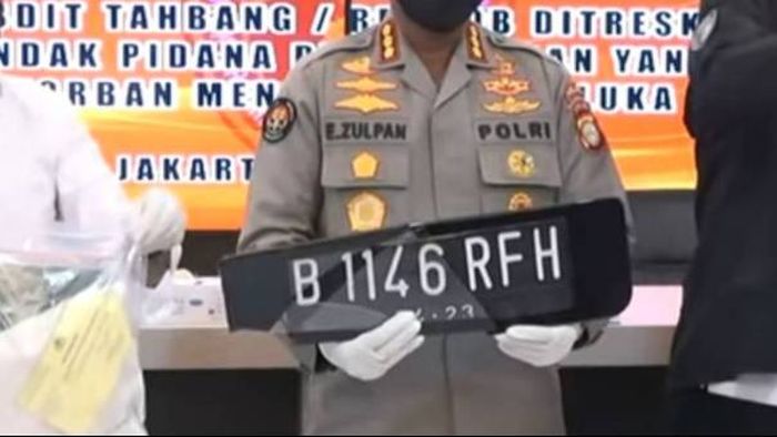 Pelat nomor palsu yang digunakan pelaku penganiayaan anak DPR