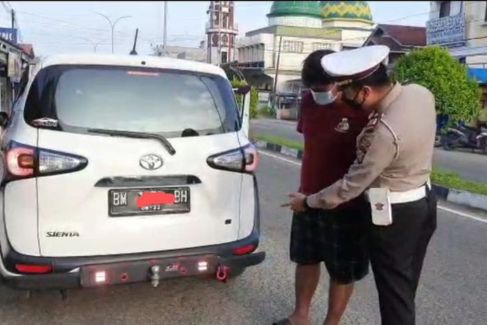 Polisi Lalu Lintas Polres Inhu menilang mobil yang menggunakan bumper tanduk berlampu silau, Sabtu (22/1/2022). 