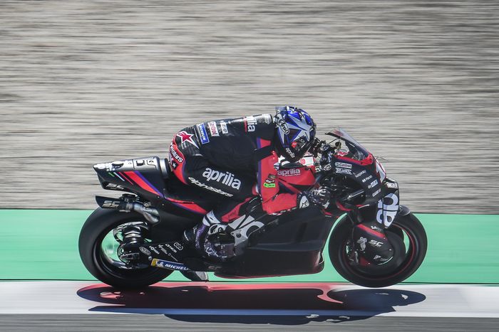 Maverick Vinales menjejal fairing radikal Aprilia RS-GP di Tes MotoGP Catalunya (6/6)