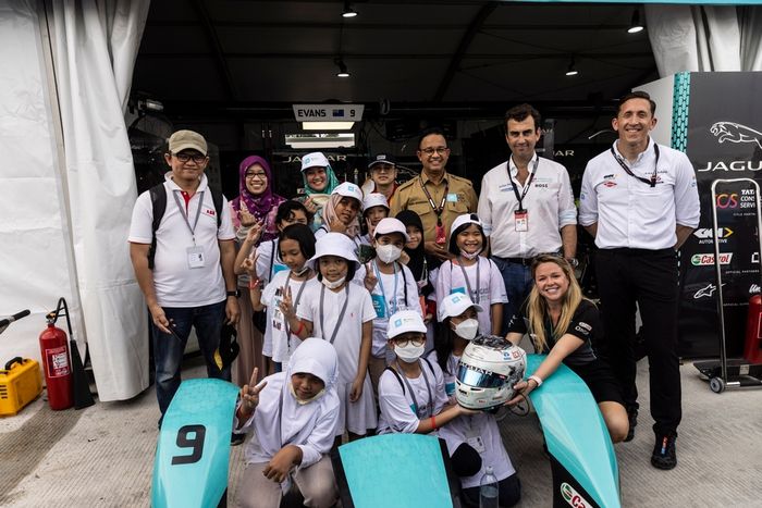 Para peserta FIA Girls On Track juga dibawa bertemu bos tim Jaguar Formula E yaitu James Barclay dan Gubernur DKI Jakarta Anies Baswedan.
