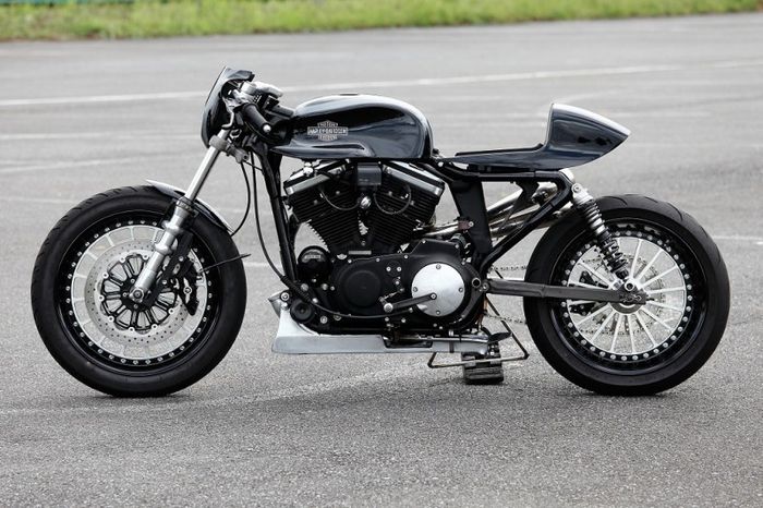 Meski cafe racer, motor ini digarap dengan inspirasi motor balap flat track