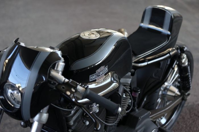 Bodywork diganti semua dengan model kustom dari Hide Motocycles