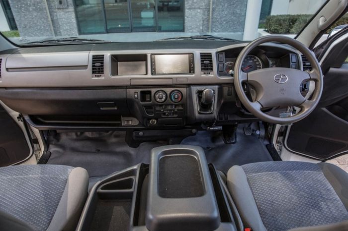 Interior Joylong E6 yang mirip sekali Hiace.