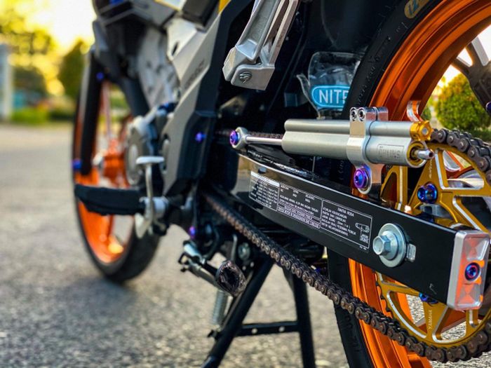 Suspensi belakang pakai shock Nitron dan ada steering damper di swingarm