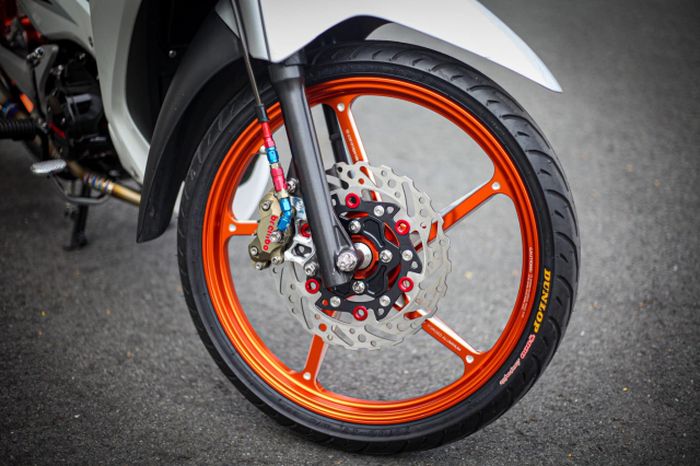 Kaki-kaki diberi pelek X1R dan pengereman mewah