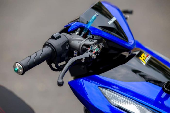 Area kokpit mendapatkan master rem Brembo