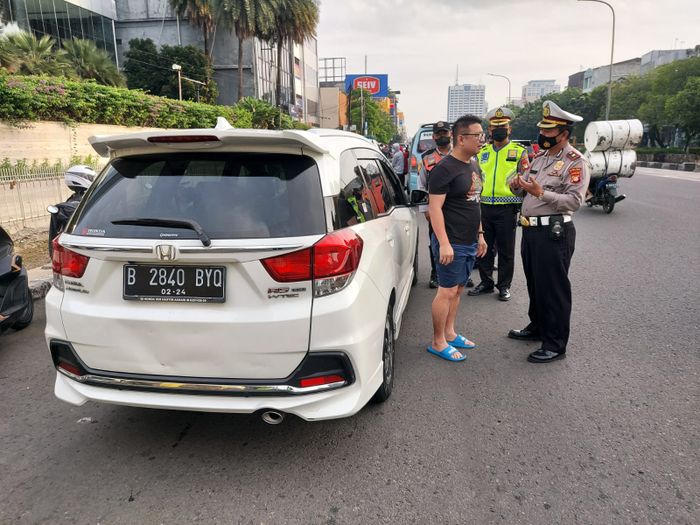 Peneguran terhadap pengemudi yang melanggar ganjil-genap