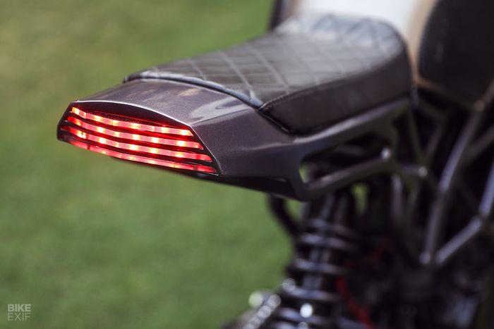 Subframe dirombak dan tersemat stoplamp LED kustom yang keren