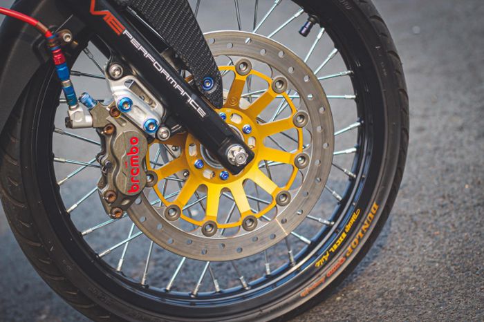 Kaki-kaki mendapatkan pelek Excel dan pengereman berkaliper Brembo