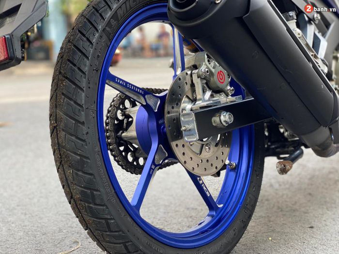 Rem belakang mendapatkan upgrade berupa kaliper Brembo dua piston