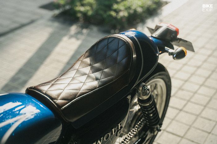 Buntut khas cafe racer dipasang pada subframe yang sudah dirombak