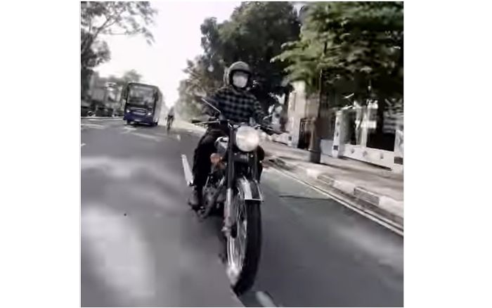 Tangkapan layar video Eril membonceng ibunya menggunakan Royal Enfield Classic.