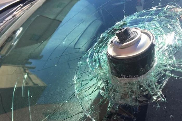 Hairspray meledak pecahkan kaca mobil