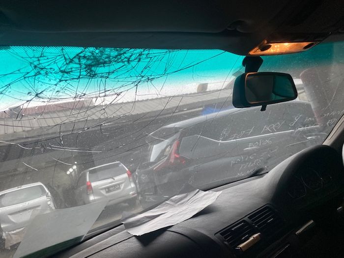 Menaruh kaleng aerosol di dashboard bisa membuat kaleng meledak dan merusak kaca mobil