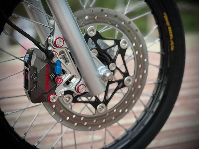 Kaki-kaki diberi pelek Excel dan pengereman baru