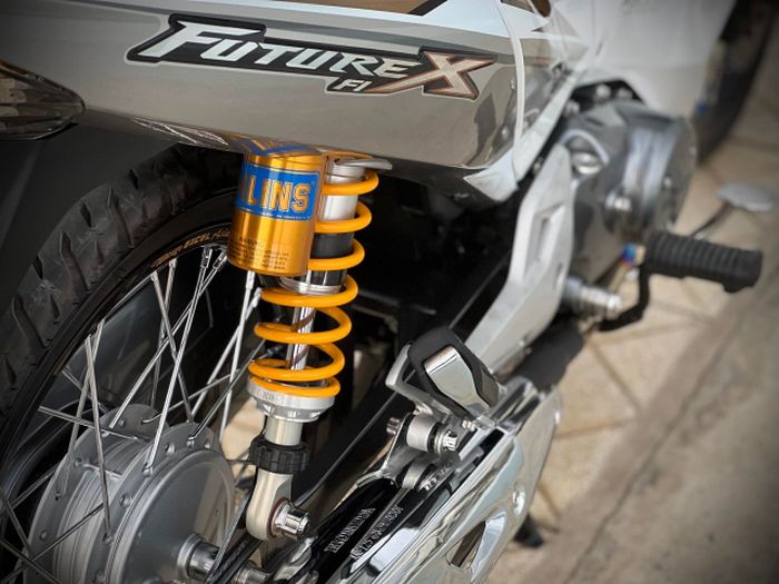 Suspensi belakang pakai shock Ohlins