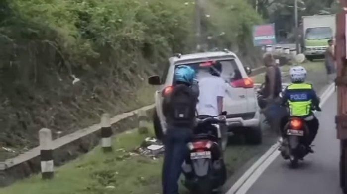 Detik-detik pak Polisi murka hampiri Mitsubishi Pajero Sport yang kabur usai tabrak Yamaha Jupiter Z di lingkar Ambarawa, kabupaten Semarang, Jawa Tengah