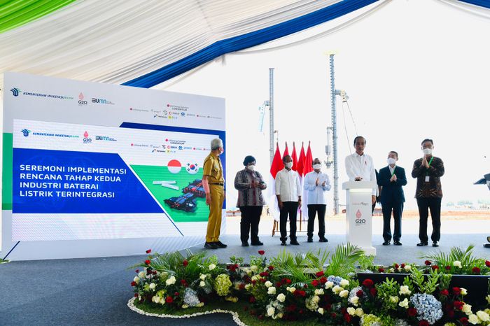 Presiden Joko Widodo (Jokowi) resmi memulai tahapan pembangunan industri baterai listrik terintegrasi di Kawasan Industri Terpadu (KIT), Kabupaten Batang, Jawa Tengah, Rabu (08/06/2022).