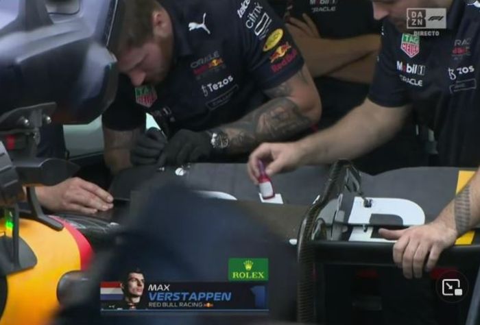Kru Red Bull memperbaiki DRS mobil Max Verstappen