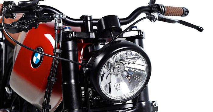 Oleh Cafe Racer Dreams, Spanyol, tugas BMW R100 RS menjadi proyek ke-130 mereka dan diberi nama CRD130. 