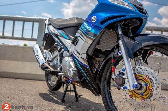 Kaki-kaki diberi pelek jari-jari dan pengereman berkaliper Brembo