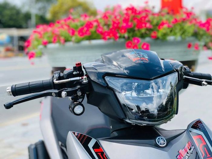 Headlamp pakai model LED dan kontrolnya diganti dengan produk Brembo