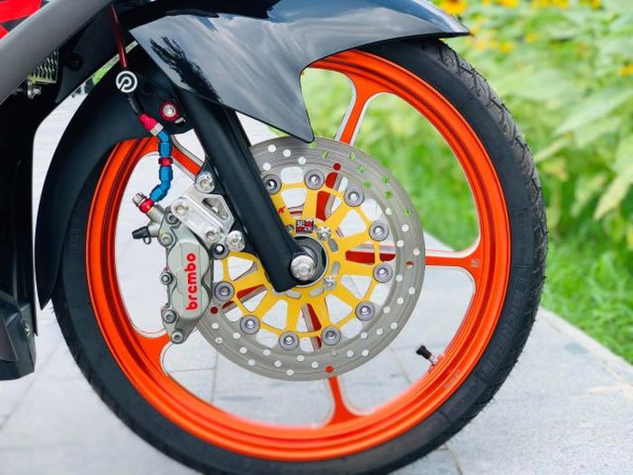 Kaki-kaki diberi pelek RCB dan pengereman berkaliper Brembo