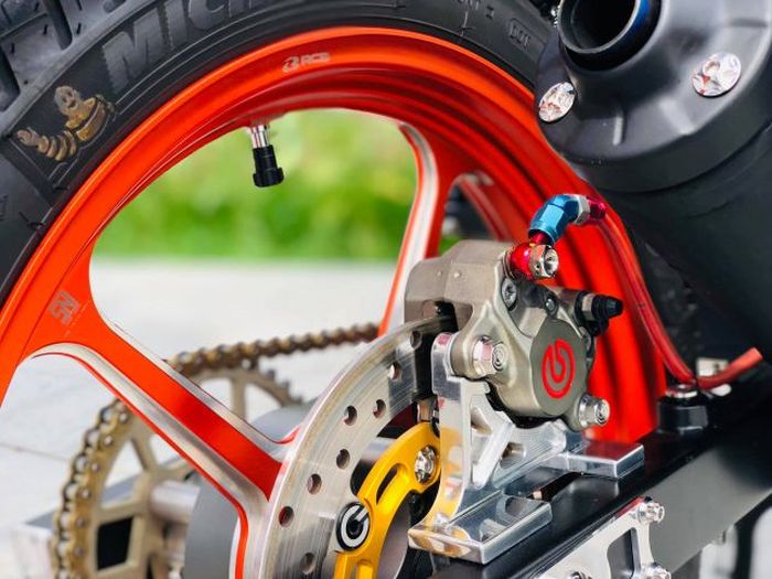 Rem belakang mendapatkan kaliper Brembo dua piston